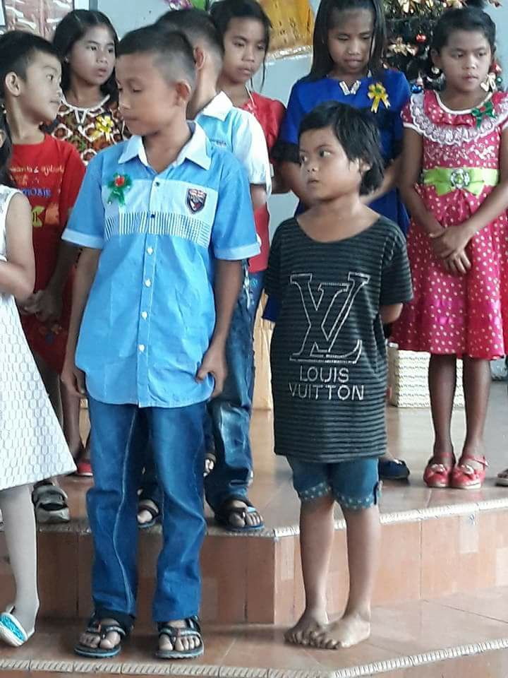 Sedih dan Terharu lihat foto ini bah, anak kecil tanpa alas kaki dan hanya mengenakan kaos oblong kebesaran ikut berliturgi merayakan natal des- 2017